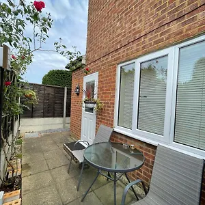 Studio-2 Staines,heathrow, London-own Entrance Staines-upon-Thames