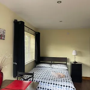 Studio-1-staines/heathrow/london-own Entrance Staines-upon-Thames